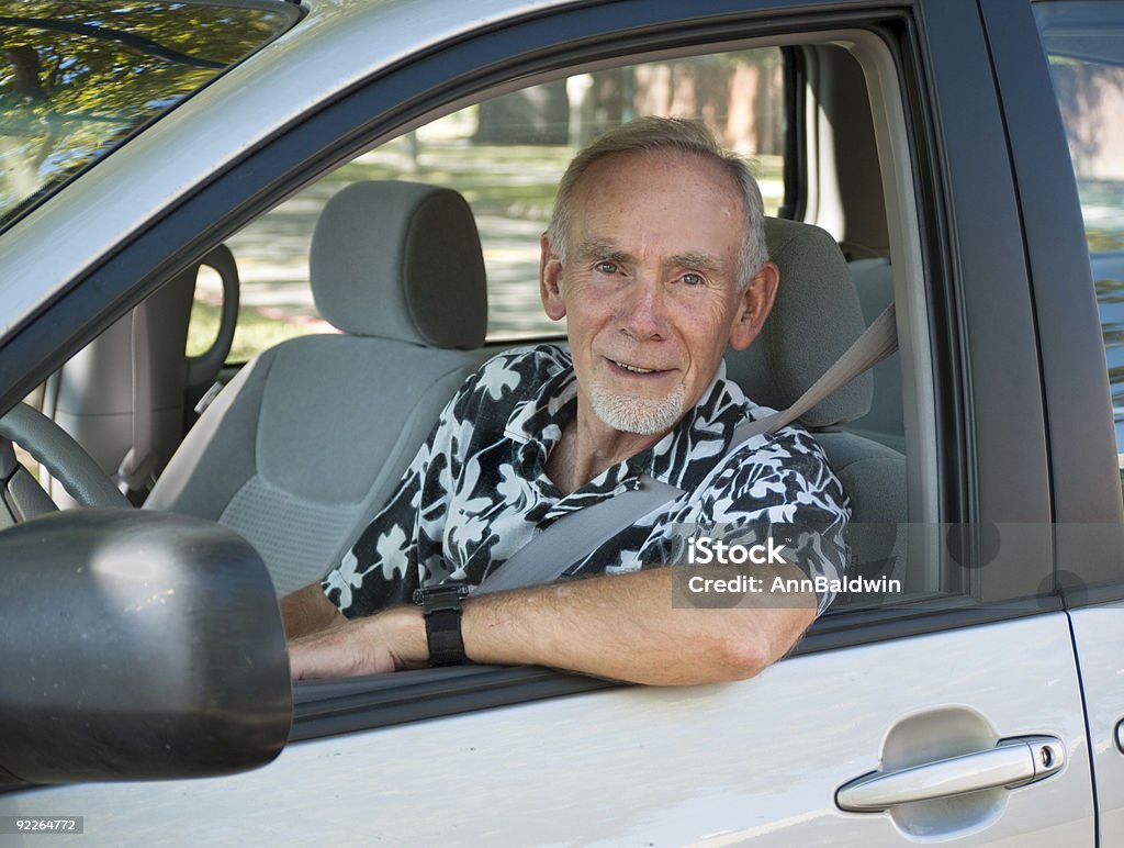 Senior hombre en silla de conductor de coche - Foto de stock de Coche libre de derechos