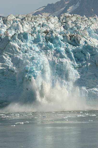desprendimiento de hielo en el glaciar hubbard - paling fotografías e imágenes de stock