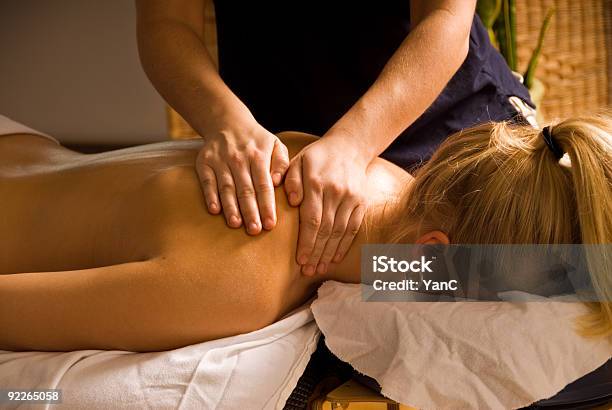 Shoulder Massage Stockfoto und mehr Bilder von Alternative Behandlungsmethode - Alternative Behandlungsmethode, Attraktive Frau, Berühren