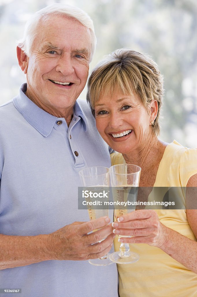 Casal brindando com champanhe - Foto de stock de Terceira idade royalty-free