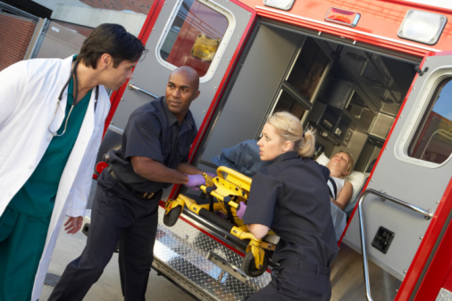 Paramedics descarga paciente de ambulancia photo