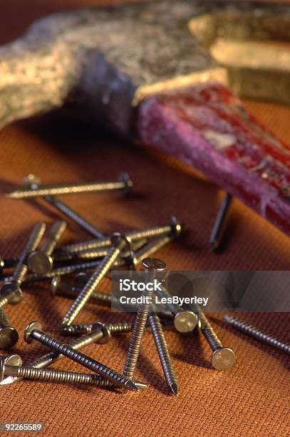 Martillo De Vida De Las Uñas Foto de stock y más banco de imágenes de Abrazadera - Abrazadera, Aferrarse, Agarrar