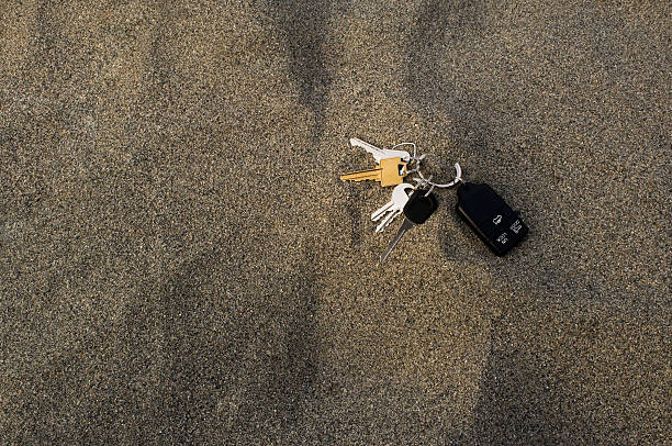 perdido llaves en la arena - lost beach fotografías e imágenes de stock