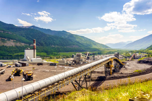 big industrial infrastructure among mountains in canada - conveyor belt fotos imagens e fotografias de stock