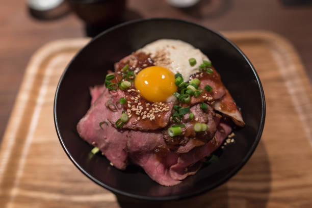 istock Japan roast beef bowl 922660040