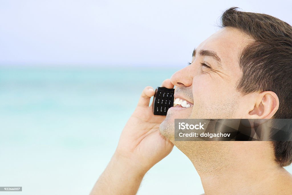 Felice uomo con telefono cellulare - Foto stock royalty-free di Abbronzatura