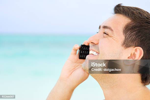 Felice Uomo Con Telefono Cellulare - Fotografie stock e altre immagini di Abbronzatura - Abbronzatura, Adulto, Allegro