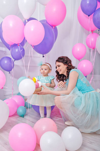istock Mother gives daughter gift. Balloons. 922660882