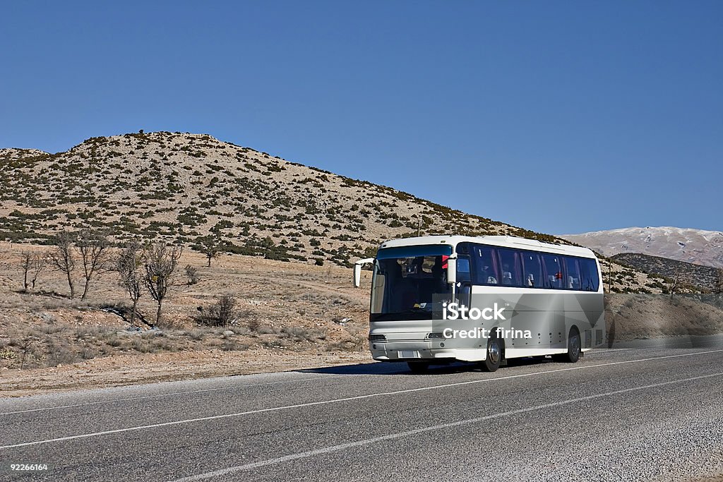 Bianco autobus turistico su strada - Foto stock royalty-free di Autobus