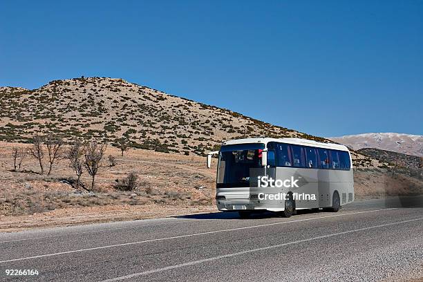 Bianco Autobus Turistico Su Strada - Fotografie stock e altre immagini di Autobus - Autobus, Ambientazione esterna, Ambientazione tranquilla