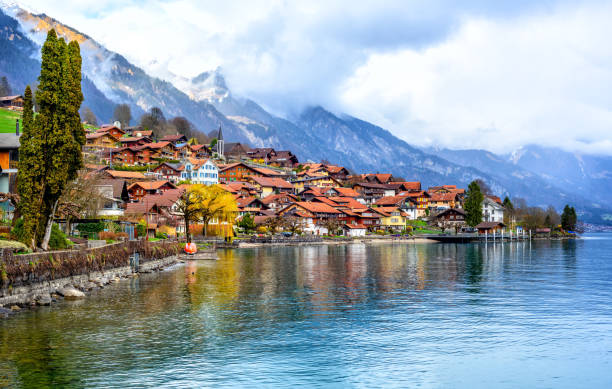 città vecchia e montagne delle alpi sul lago di brienzer, svizzera - brienz mountain landscape lake foto e immagini stock