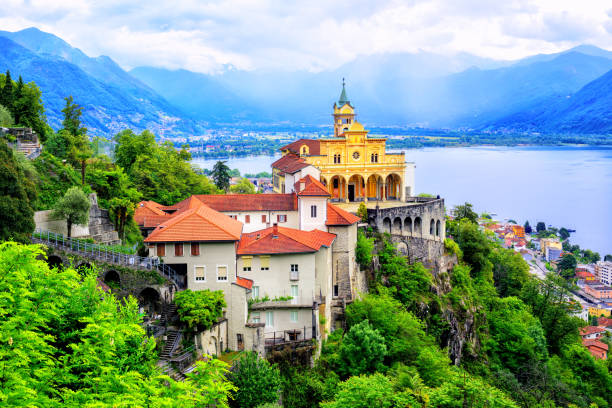 マ�ドンナ ・ デル ・ サッソ教会、ロカルノ、スイス - ticino canton stone switzerland water ストックフォトと画像