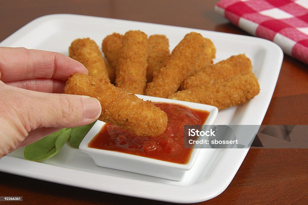 Mozzarella fritti supporti - Foto stock royalty-free di Bastoncini di mozzarella