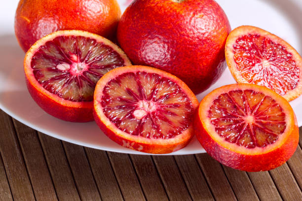istock Sicilian oranges in a white plate 922663904