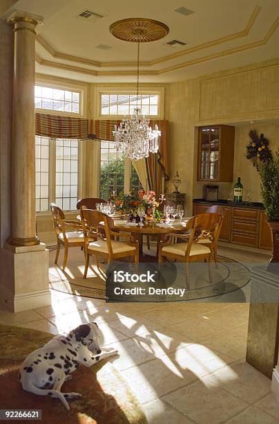 Der Elegante Speiseraum Mit Sonne Kommt Im Fenster Weitwinkel Stockfoto und mehr Bilder von Architektonische Säule