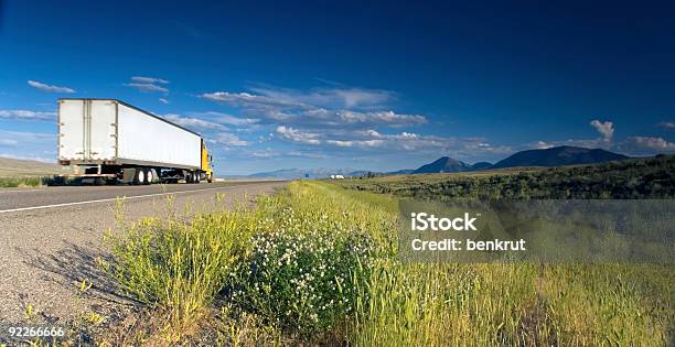 Photo libre de droit de Camion Sur La Route banque d'images et plus d'images libres de droit de Montana - Ouest Américain - Montana - Ouest Américain, Poids lourd, Semi-remorque