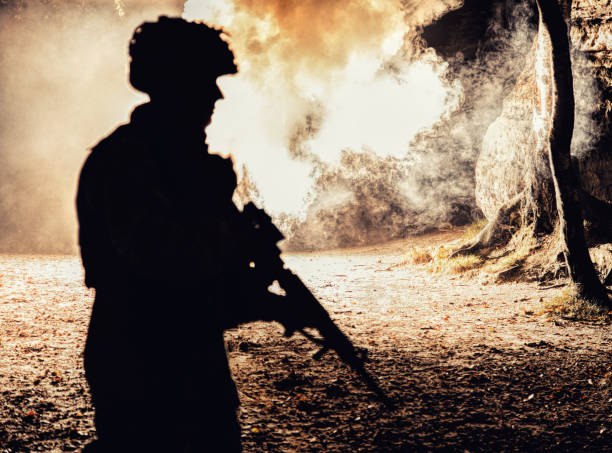 istock Black silhouette of soldier 922668150