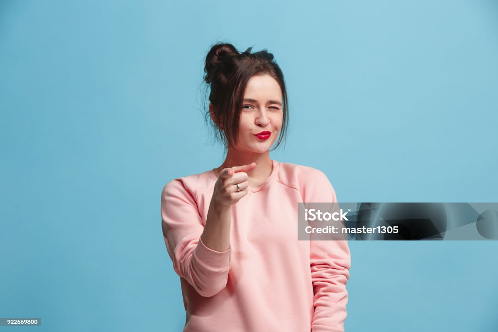 Die glückliche Geschäftsfrau Punkt, den Sie und möchte Sie, halblängen Closeup Portrait auf blauem Hintergrund - Lizenzfrei Mit dem Finger zeigen Stock-Foto