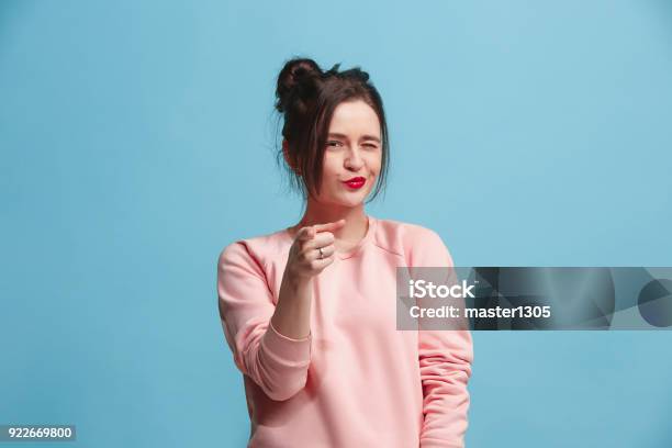 La Mujer De Negocios Feliz Momento Y Desea Retrato De Primer Plano De Longitud Media Sobre Fondo Azul Foto de stock y más banco de imágenes de Indicar