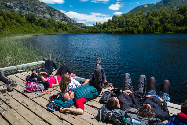 los excursionistas relajación cerca del lago - argentina bariloche people hiking fotografías e imágenes de stock