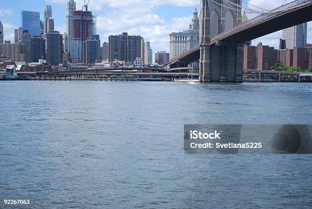 ブルックリン橋とマンハッタンの街並みの眺め - つり橋のストックフォトや画像を多数ご用意 - つり橋, オフィスビル, カラー画像