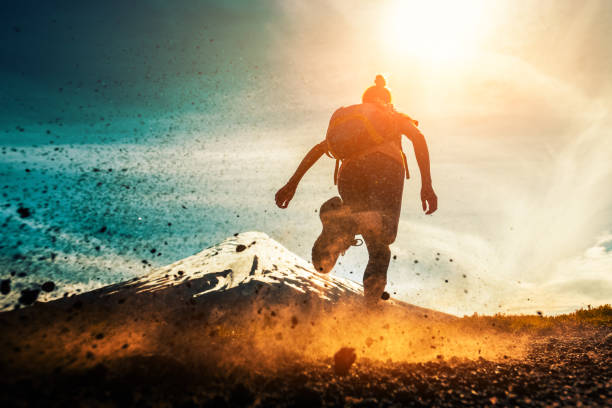 atleta mujer funciona - mud terrain fotografías e imágenes de stock