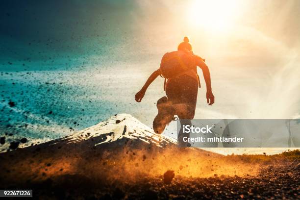 Atleta Mujer Funciona Foto de stock y más banco de imágenes de Correr - Correr, Montaña, Carrera de campo través