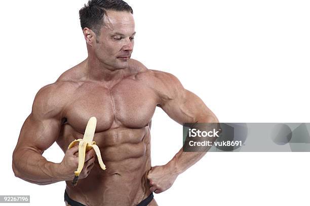 Bodybuilder Mangiare Banane - Fotografie stock e altre immagini di A petto nudo - A petto nudo, Addome umano, Adulto