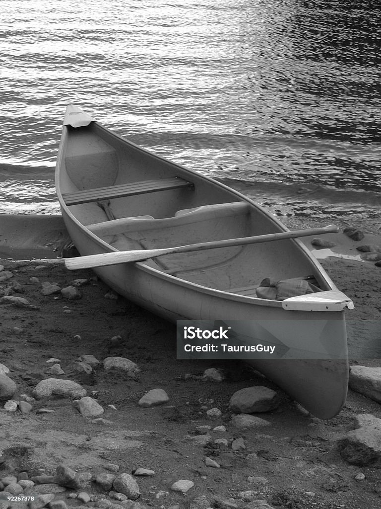 Canoe on shore - Foto de stock de Actividades recreativas libre de derechos