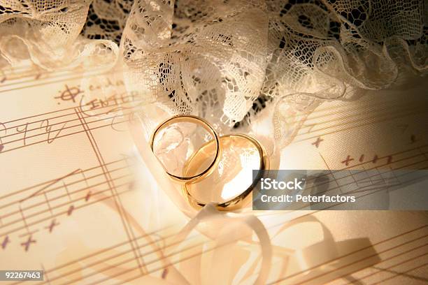 Dois Anéis - Fotografias de stock e mais imagens de Casamento - Casamento, Nota Musical, Pauta de Música