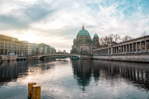 sonnenaufgang über der museumsinsel in berlin - berlin cathedral berlin germany museum island sunlight stock-fotos und bilder