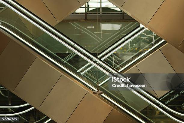 Escadas Rolantes No Centro Comercial - Fotografias de stock e mais imagens de Aeroporto - Aeroporto, Arquitetura, Centro Comercial