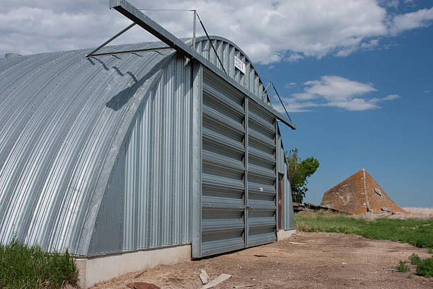 prairie quonset z spada w dół house - quonset zdjęcia i obrazy z banku zdjęć