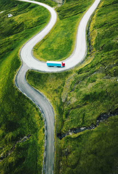 kręte drogi na wyspach owczych - road winding road highway mountain zdjęcia i obrazy z banku zdjęć