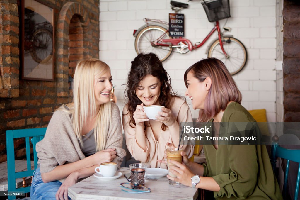 Kaffee Zeit mit Freundinnen - Lizenzfrei Frauen Stock-Foto