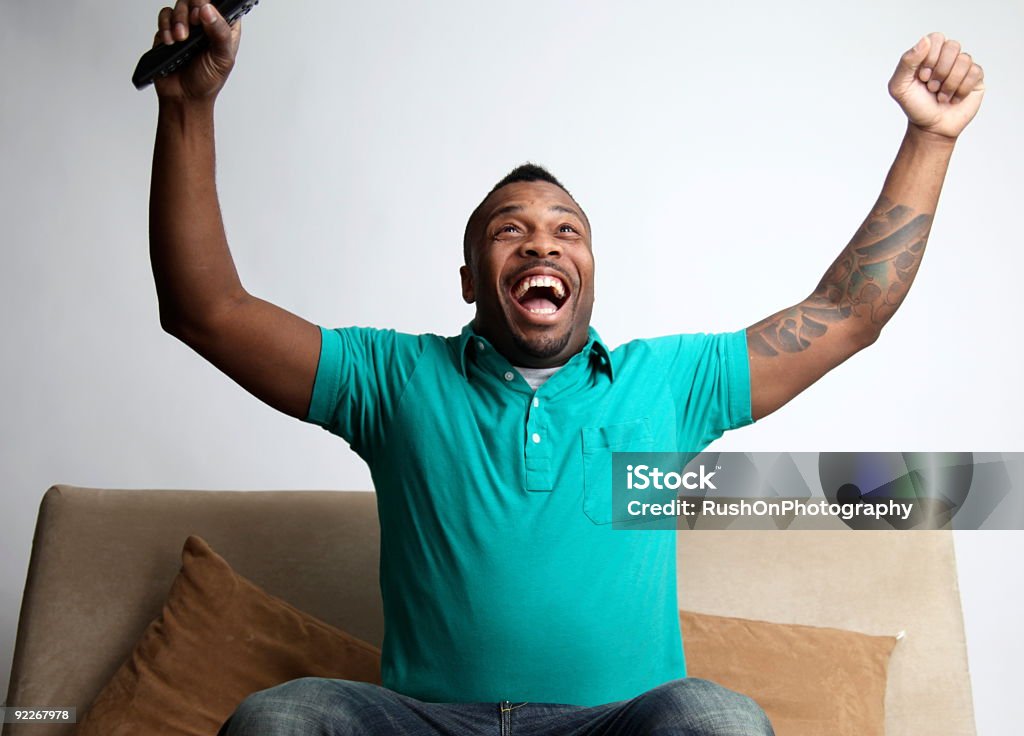 Homem entusiasmado a respeito da televisão - Royalty-free 20-24 Anos Foto de stock