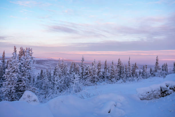 autostrada dempster - sunrise mountain winter arctic foto e immagini stock