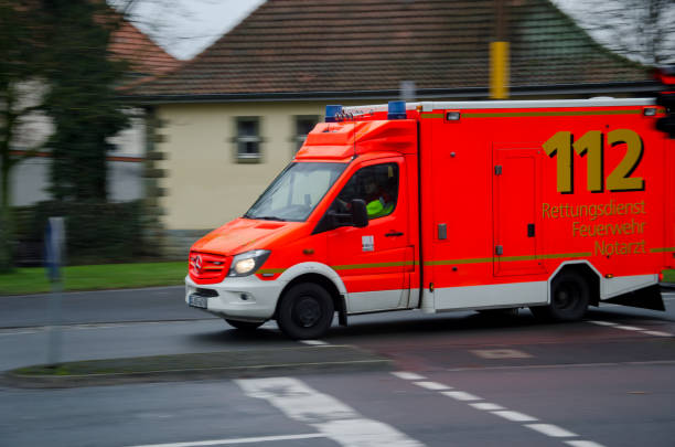 deutschen krankenwagen-service-auto fährt auf einer straße. - north rhine westfalia flash stock-fotos und bilder