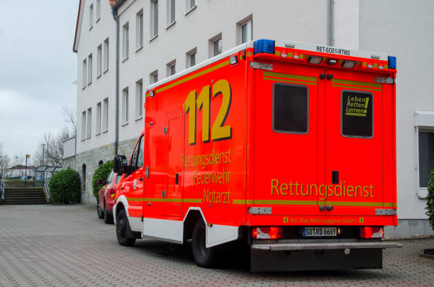 deutschen krankenwagen-service-auto. - north rhine westfalia flash stock-fotos und bilder