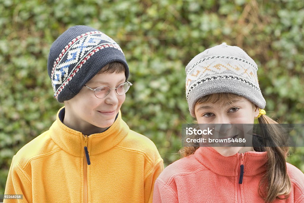 お子様をスキー帽子、ファジープルオーバー - スウェットシャツのロイヤリティフリーストックフォト