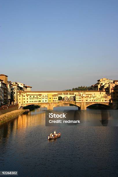 Photo libre de droit de Navigation En Ponte Vecchio banque d'images et plus d'images libres de droit de Architecture - Architecture, Canoter, Coucher de soleil