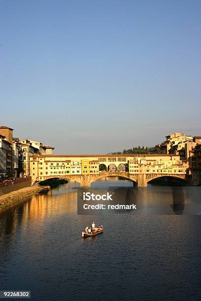 Żeglarstwo Przez Ponte Vecchio - zdjęcia stockowe i więcej obrazów Architektura - Architektura, Bez ludzi, Dom - Budowla mieszkaniowa