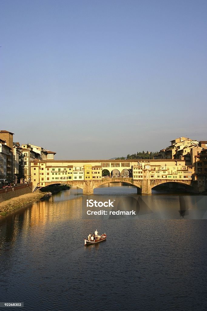 Passeio de barco pela Ponte Vecchio - Foto de stock de Andar de Chalana royalty-free