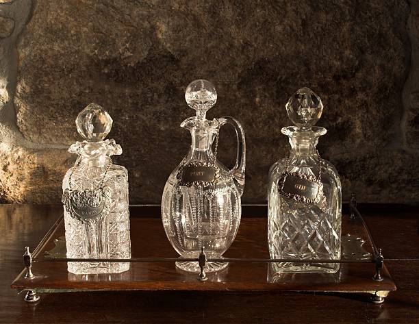 varios antiguos decanters en bandeja de madera vidrio - gin decanter whisky bottle fotografías e imágenes de stock