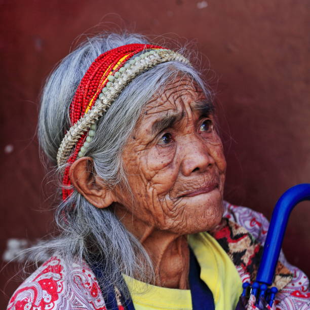 igorot anciana lleva un tocado de hueso de la serpiente. provincia de montaña sagada, filipinas. 0236-2 - human vertebra fotos fotografías e imágenes de stock