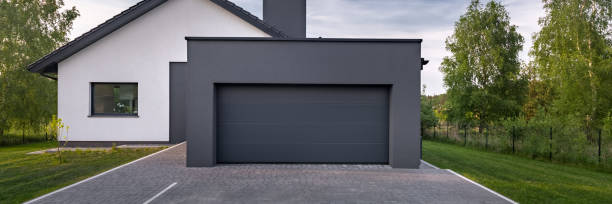 istock Beautiful house with garage 922685450