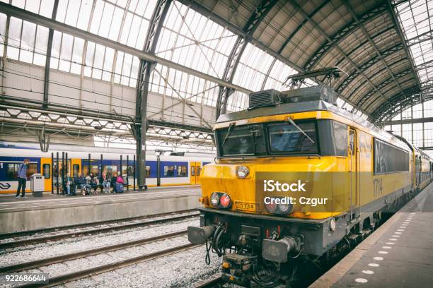 Główny Dworzec Kolejowy W Amsterdamie Holandia - zdjęcia stockowe i więcej obrazów Amsterdam - Amsterdam, Amsterdam Centraal, Architektura