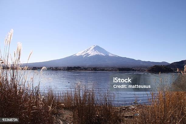 Monte Fuji Dal Lago Kawaguchi - Fotografie stock e altre immagini di Ambientazione esterna - Ambientazione esterna, Autunno, Blu