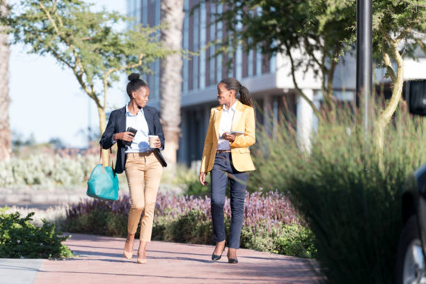 istock Business women on a lunch break 922692664