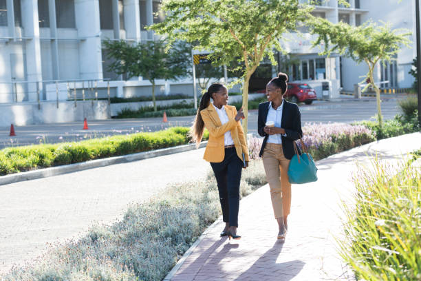 istock Business women on a lunch break 922693260